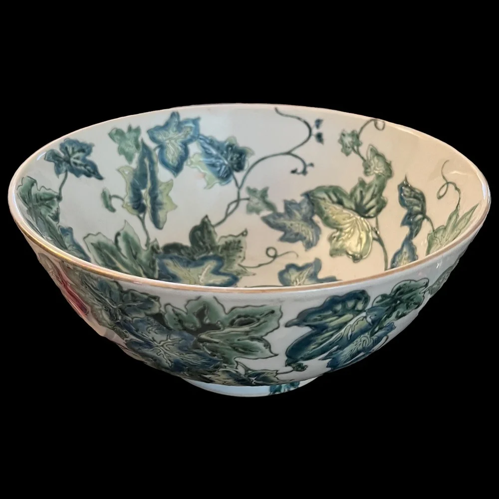 Asian Bowl with Bas-Relief Design of Ivy Leaves - Picture 2 of 12